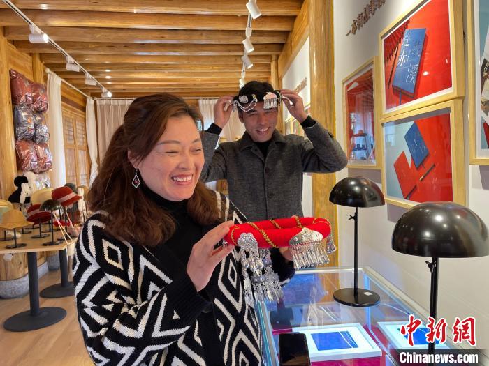 資料圖：鐘麗眉展示文創(chuàng)產(chǎn)品?！×执阂?攝